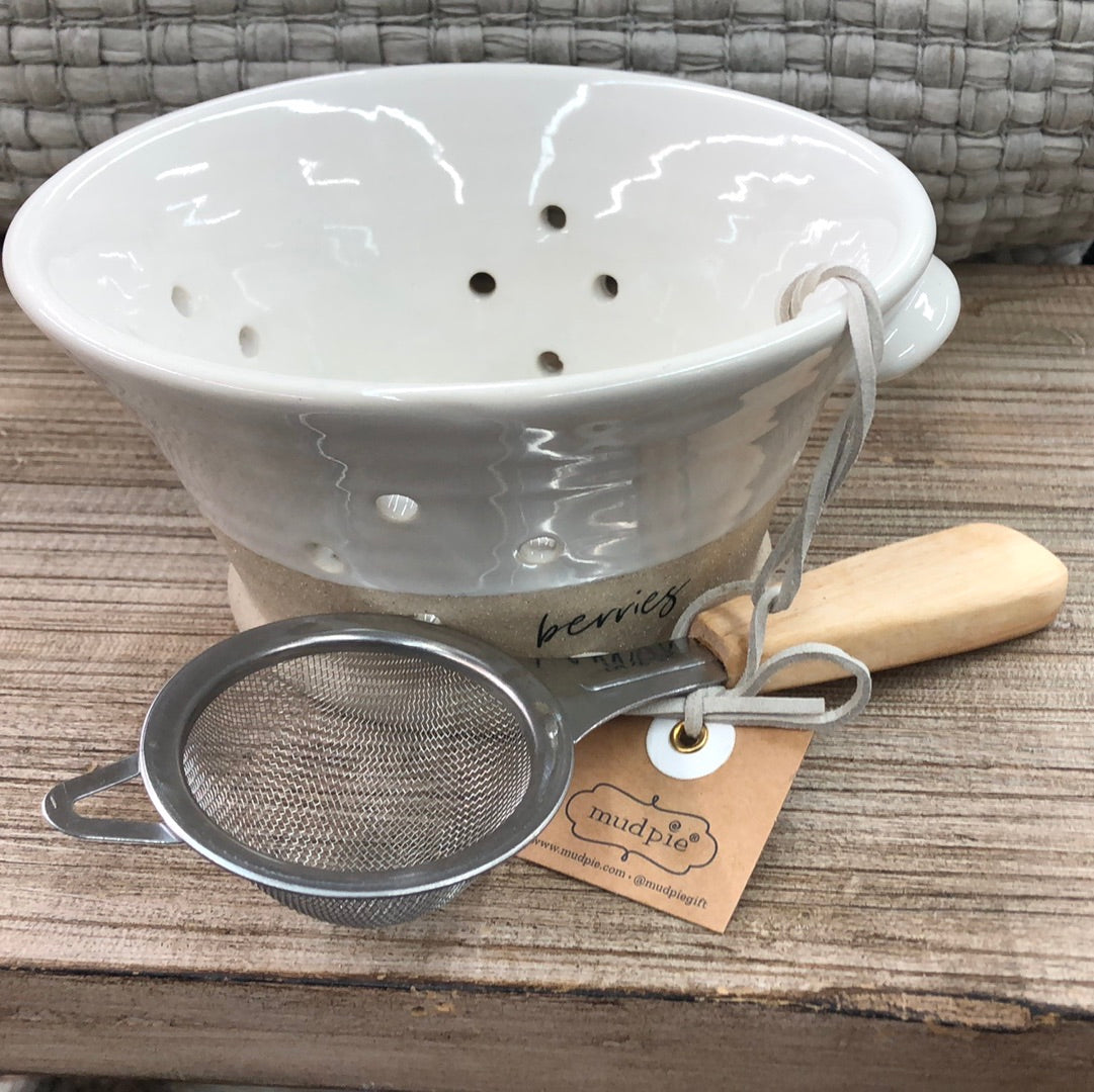 Berry Bowl & Strainer w handle